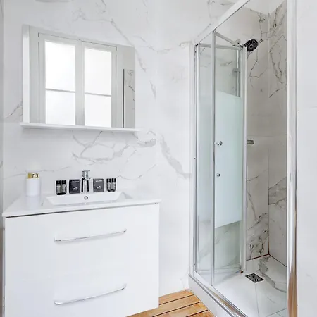 Prestige Parisien Avenue Des Champs-elysees